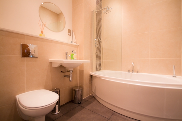 Gresham House 2-bed - main bathroom