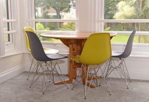 fully furnished apartment dining area